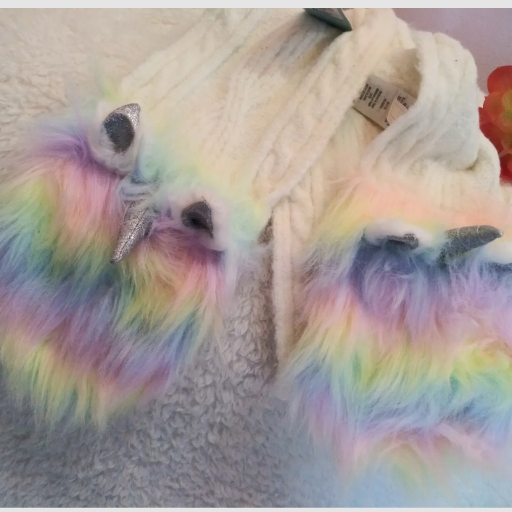   Cat & Jack - Girls' Unicorn Scarf - Cream New With TagsBody: 100% AcrylicC